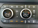 エアコンはデュアルオートを採用、フロントシートのシートヒーター・クーラーもこちらのダイヤルより操作いただけるようになっています。