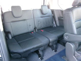 足元広々ゆったり乗れます。後席がシートスライドします。