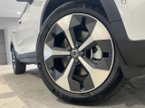 ■純正19インチアルミ『こだわりを持ってモデル別にデザインされています。しつこい鉄粉や錆に高い効果を発揮する「ホイールコーティング」の施工も受付中!お気軽に担当営業までご相談ください。』