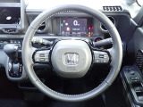 ハンドル左側にはオーディオ操作が出来るオーディオリモートコントロールスイッチ、右側にはHonda SENSINGとオートクルーズコントロールのスイッチを装備!