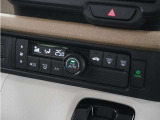 ◆オートエアコン装備◆ お好みの温度を設定をするだけで、後は、自動で風量を調節してくれます!快適にドライブが楽しめます。