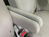 【アームレスト】運転中の身体の負担を軽減してくれるアームレストを装備♪