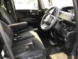 ゆったり、しっかりと座れるシートに運転席は高さ調節可能!シート位置の前後と高さ、レバーの上下左右の調節で自分にあったポジションを見つけることができます!