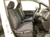 女性でも運転がしやすいように、シートの高さ調整機能(シートリフター)がついています。広い足元にゆったり座れるシートには肘掛も装備しており長距離の運転でも疲れにくいシートです。