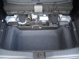 収納の容量は充分にあるラゲッジアンダーボックスです。パンク修理キットが収納されています。