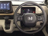 【ハンドル】運転にかかわる様々な操作を安全に行えるように視点移動が少なく操作性に配慮されたスイッチ類が凝縮されたコックピットです。