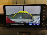 リバースギアに入れるだけで後方の表示へ切り替わります。夜間や雨の日の駐車も楽になりますよ。