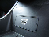 HDMIの入力端子が御座います。スマホや外部機器からの映像出力に対応しております。