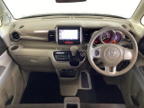 車内は光触媒抗菌消臭施工済です。スタイリッシュなデザインで暖かみのあるインパネ周りを演出します。グローブボックスやカップホルダーのほかにトレーなどたくさんの収納スペースが装備されています。