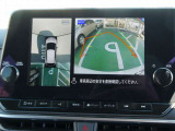 まるで空から見下ろしたかのような映像を映し出すアラウンドモニターだから、車庫入れもラクラクです!