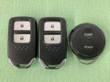 スマートキーを装備しています。鍵を差し込むことなくドアロックの開け閉めと、スタートボタン操作でのエンジンスタートができます。加えて、純正リモコンエンジンスターター用の操作キーもついています。
