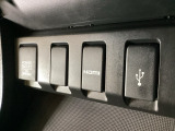 アクセサリーソケットはUSBのアダプターなどをつければ、スマホの充電にも使えます。横にはナビゲーション用の外部入力可能なUSB端子などがついており、周辺には物が置けるトレーがついています。