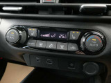 車内を年中快適に保ってくれるタッチパネル式オートエアコン。
