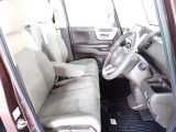 フロントシートはベンチシートです、運転席と助手席の移動が簡単です。真ん中にはアームレストも装備されています! また運転席シートの高さも調整できます。