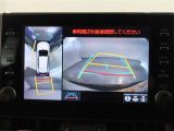 パノラミックビューモニター付きです。車両を上から見たような映像をモニター画面に表示。運転席からの目視では見にくい、車両周辺の状況をリアルタイムでしっかり確認できます。