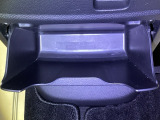 足元部分にはちょっとした小物を入れるのに便利な収納BOXもあります。