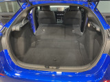 後席背もたれを倒せばちょっと大きめの荷物や長いものを積みたい時に便利です。
