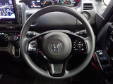 ハンドル左側にはオーディオ操作が出来るオーディオリモートコントロールスイッチ、右側にはHonda SENSINGとオートクルーズコントロールのスイッチを装備!