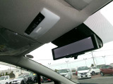 スッキリした配列の天井です。もちろんルームミラー付きですので、後方確認ができます。