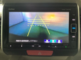 バックでの車庫入れも安心です! リアカメラが付いているバックモニター付のナビを装備しております。操作線もついており距離感も画面から確認できます。