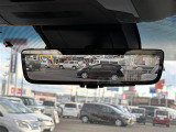 【デジタルインナーミラー(トヨタ)】車両後方カメラの映像をルームミラーに映すことが出来ます。 そのため、後席に人や荷物があって後方が見えづらい場合でもしっかり視界を確保することが出来ます。
