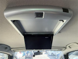 天井には、【フリップダウンモニター】も装備されております♪お子様など、ロングドライブでも退屈せず楽しくお過ごしいただけます。