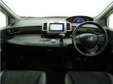 視界広々で非常に運転しやすくロングドライブでも疲れを感じさせないすっきりとまとまったインパネ周りです。