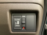 左側電動スライドドアは運転席からでも操作ができるように、ハンドル付近に開閉の操作スイッチが付いています。