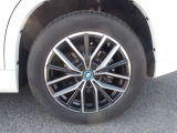 BMW純正アルミホイールです。納車時にはアルミホイールコーティングも承っております!是非ご検討下さいませ。