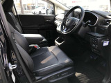 ゆったり、しっかりと座れるシートに運転席は高さ調節可能!シート位置の前後と高さ、レバーの上下左右の調節で自分にあったポジションを見つけることができます!
