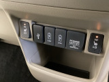 前席の左右別々のシートヒータースイッチが付いています。HiとLoの2段階で温度設定ができます。スイッチの間にはアクセサリーソケットと充電と外部入力の可能なUSB端子がそれぞれついています。