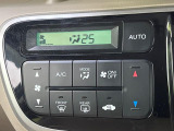 【オートエアコン】一度お好みの温度に設定すれば、車内の温度を検知し風量や温度を自動で調整。暑い&hellip;寒い&hellip;と何度もスイッチ操作をする必要はありません。快適な車内空間には必須の機能ですね♪