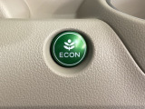 ECON モードをON にするとアクセルペダルの動きに対するエンジンの反応とエアコンの制御を切り換えることで、燃費のいい運転をするドライバーがペダルを踏んだ時と同じようにエンジンを制御します。