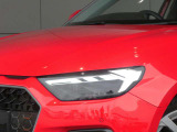 ●Audiが最初に採用したLEDポジショニングランプ。シャープなラインで昼間でも点けていたいと思うほど上品でオシャレです。夜間走行時はさらに目立ちます!
