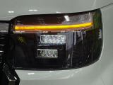 【LEDヘッドライト】悪天候や夜間走行時も良好な視界を確保し安心して運転できる高輝度LEDヘッドライトを装備!点灯速度が早く、消費電力も抑えられています。