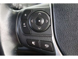 運転中に手を離さなくてもオーディオ操作やマルチインフォメーションディスプレイ内の表示切替が出来るステアリングスイッチ付です。走行中に視線を逸らさず出来る手元操作は安全運転につながります。