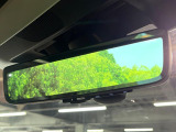 【スマートリヤビューミラー】後席の大きな荷物や同乗者で後方が確認しづらい時でも安心!カメラが撮影した車両後方の映像をルームミラー内に表示。クリアな視界で状況の確認が可能です!