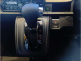 スイッチ式の電子パーキングブレーキが採用されています!またブレーキホールドもあるので信号待ちで足をラクにできますよ!