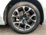【BMWアロイホイル】軽量かつ強度に拘ったアロイホイル。走行性能ポテンシャルを引き出す設計。車の足元を引き締めてくれる大きなポイントはアロイホイルです。