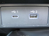 USBポートが2基御座いますのでスマホの充電や音楽の再生などにお使い下さい。