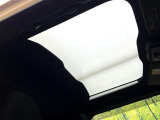 【ガラスルーフ】ガラスルーフ搭載で車内の解放感が一気にアップ!開放的なドライブをお楽しみいただけます。