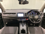車内は光触媒抗菌消臭施工済です。スタイリッシュなデザインでスポーティなインパネ周りを演出します。グローブボックスやカップホルダーのほかにトレーなどたくさんの収納スペースが付いています。