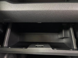 【グローブボックス】車検証入れ等の収納に便利♪