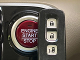 【Hondaスマートキー】カバンやポケットに入れたままでもドアの施錠・解錠が可能なスマートキーを装備。エンジンのオン・オフ時もカギを取り出す必要が無いからとっても便利です♪