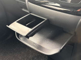 運転席と助手席の間に小物トレイとドリンクホルダーがあります。