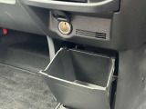 センターコンソール下部には収納式の小物入れまで装備。
