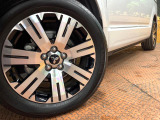 【純正18インチアルミホイール】外観にマッチした純正アルミホイールを装着しております。各種社外アルミホイールや、スタッドレスタイヤも取扱いしております。是非ご相談ください♪