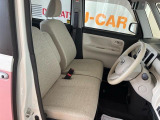 フロントベンチシートが運転席足元もゆったり、広々快適です、助手席へのウォークスルーも楽々可能ですよ☆