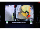 フロントグリルおよび助手席側ドアミラーに装備されたカメラの映像を表示して死角を低減し安全運転をアシストします。