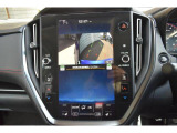 バック時には、車両後方の標準的なバックモニター映像と、車両周囲を映し出すアラウンドビュー映像を同時に2分割で表示できます。